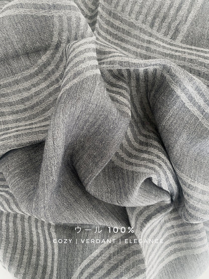 薄手ウール100％ストール・大判・軽やか（ダークグレー）｜100% Lightweight Wool Scarf（Dark Gray）